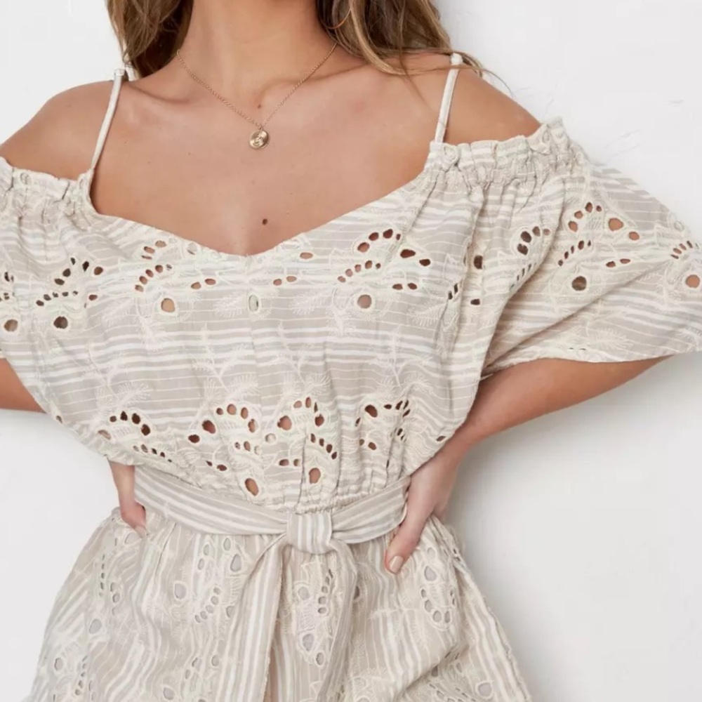 NWT MISSGUIDED Broderie Cold Shoulder Romper size 4